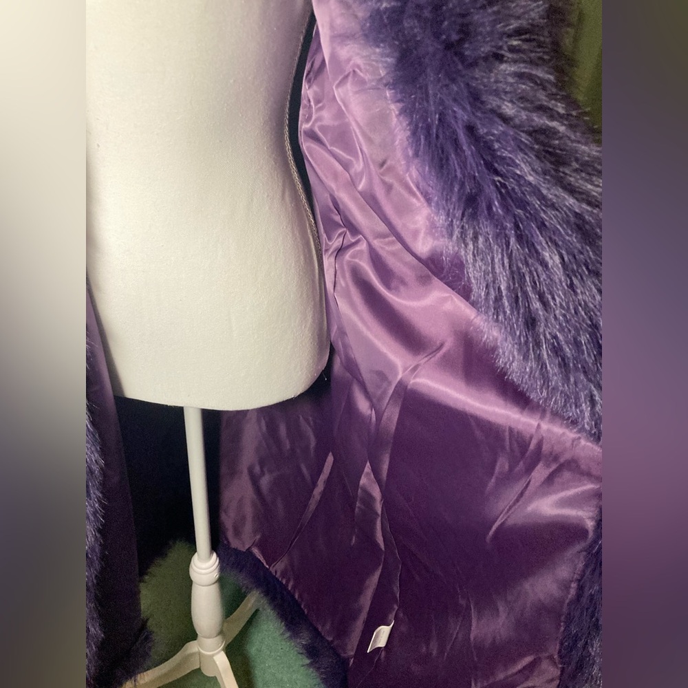 Luxurious Purple Faux Fur Jacket/Coat - Picture 8 of 8